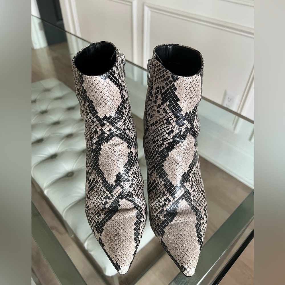 Marc Fisher Gray Snakeskin Ankle Booties
Retire Boot size 7
